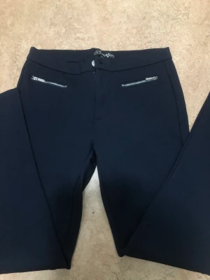 Lågmidjade byxor - Jätte fina Lågmidjade byxor som tyvärr inte passar längre, passar många olika stilar som till exempel y2k. De är endast provade och aldrig använda 