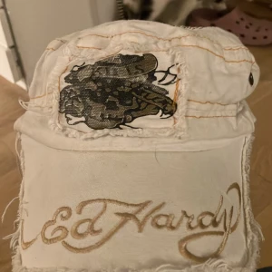 Väldigt snygg edhardy keps - Snygg edhardy keps. För liten för mig därför säljer jag den tyvär men den e ganska liten inte super