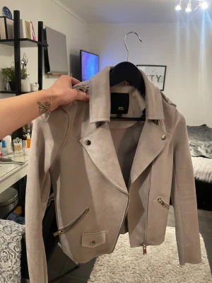 Snygg jacka! - Skitsnygg jacka från river island som är helt ny, storlek 6. 300kr.🤍