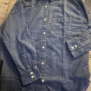 Levis-skjorta i storlek xs.  Använd 1 gång. Oversize. Passar en S eller M. Nypris 1100:-