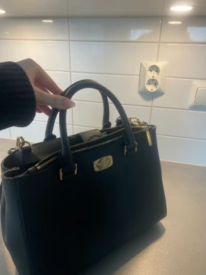 Väska  - Säljer min Michael kors väska!  Äkta. Buda eller köp direkt vid ett rimligt pris.