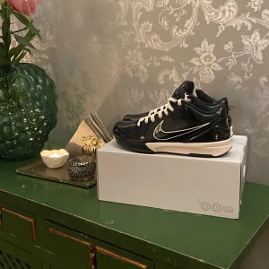 Kobe 4 undefeted  - Kobe 4 undefeted i storlek 42 / 8,5us. Helt nya men tyvärr så finns ej original box men extra lace finns. Skicka ett meddelande om ni har några frågor 