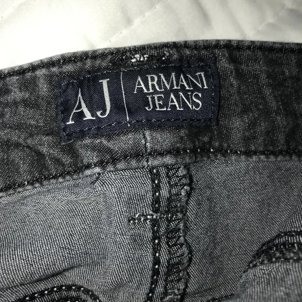 Mörk gråa armani jeans, köpta second hand. Har använt dem några gånger . Jeans & Byxor.