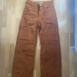 Levis manchester  - Levis byxor i manchester Modell: ribcage wide leg Storlek: W30 L34 Använda endast en gång. Nypris 1099 Säljer för 500 Kan skicka mot frakt eller mötas upp i Örebro/Kumla 