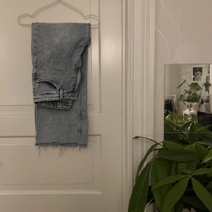 Jeans Monki🤍 - Jeans från Monki, storlek 30. Avklippta, så passar någon som är ca 160cm. Använda men i gott skick. Kan mötas i Göteborg eller skicka, köparen står för frakt.