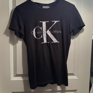 Calvin Klein t-shirt - Svart Calvin Klein t-shirt i storlek xs 