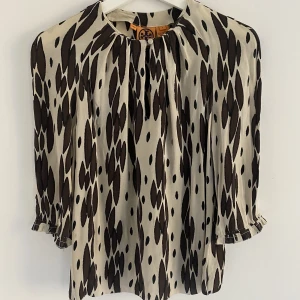 Tory burch xs  - Tröja från tory burch i storlek xs.   Finns att hämta på Södermalm eller frakt. 