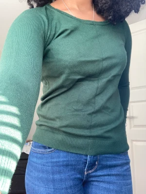 Grön mysig Tröja - En super mysig grön tröja i storlek M men passar även S!  Har ett litet hål vid halsringnignen som knappt syns  Kan mötas upp i Stockholm 