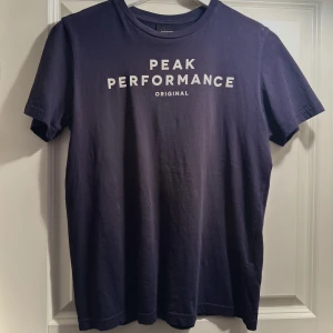 Peak performance - Marinblå peak performance t-shorts i storlek xs  Örebro