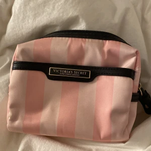 Victoria secret necessär  - Victoria secret necessär helt oanvänd, perfekt för att ha små produkter i eller använda den till något annat, pris kan diskuteras🫶🏼