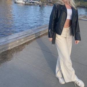 Linnebyxor - Byxor i linneaktigt material, jättesköna och fina på sommaren. Säljer eftersom jag har 2 par hemma. Långa i benen på mig som är ca 165.