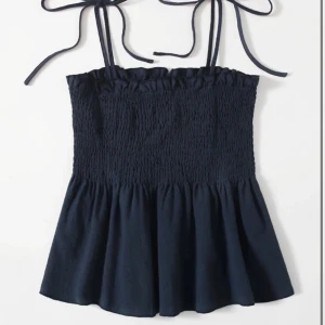 SHEIN volangtopp - Säljer en jätte fin volangtopp från shein i färgen mörkblå i storlek M för 90kr, skitbra skick , säljer pågrund av att jag inte använder den, priset kan diskuteras🫶🏻😊