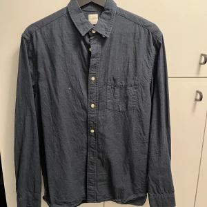 H&M skjorta blå - Bra skick, tyvärr inte använd då den är för liten för mig