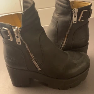 Johnny bulls  - Sparsamt använt skick, svarta Johnny bulls stövlar 