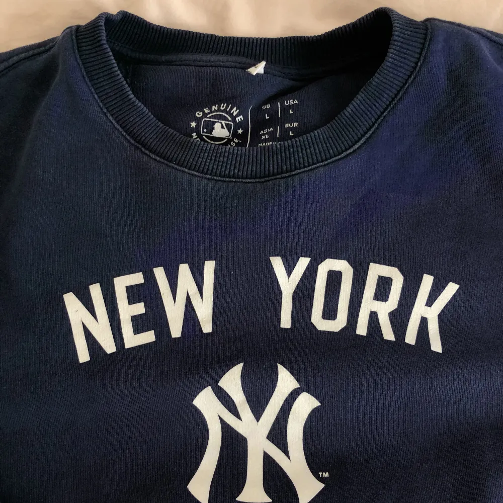 Marinblå New York Yankees sweatshirt, inga defekter har använt den 1 gång (fläckarna på första bilden e på spegeln hehe). Det står L men jag tolkar den mer som M. Skriv för fler bilder eller vid frågor!. Hoodies.
