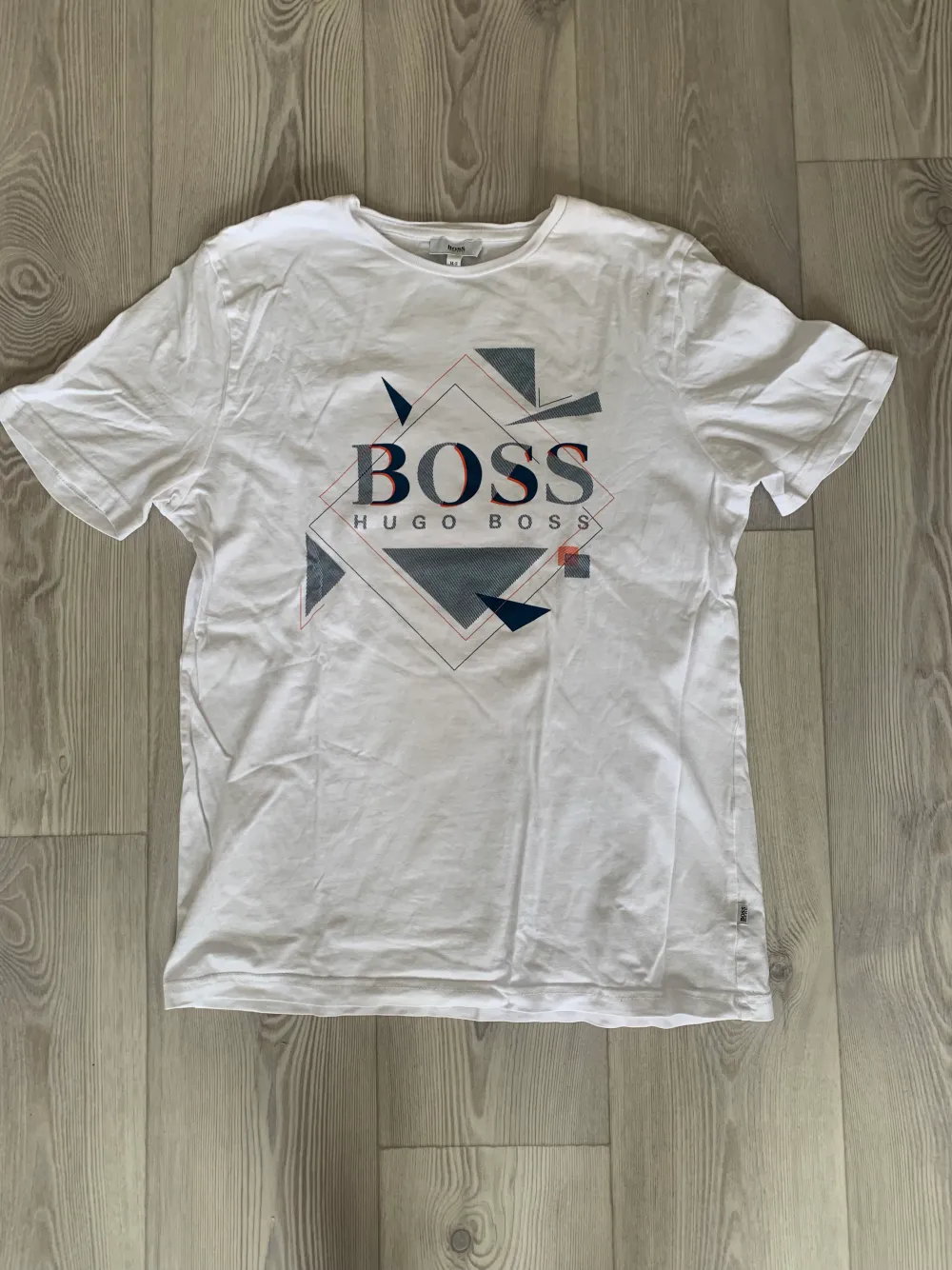 T-shirt Hugo Boss stl S . T-shirts.