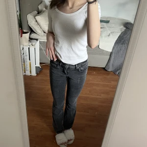 Gråa jeans - Gina Tricos super trendiga low waisted bootcut jeans. Inga defekter alls då dom sällan används. nypris: 500kr, säljer för 250kr+frakt 