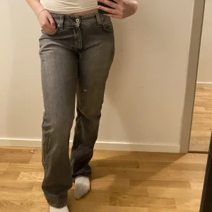 Jeans - Grå midwased jeans. Sitter bra på mig som är 167, och brukar ha 38/40!💓💓