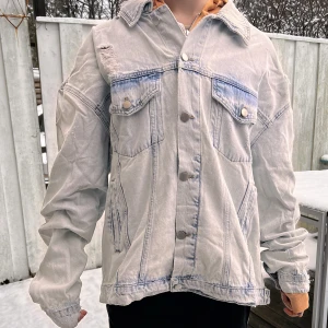 Jeansjacka  - Asball jeansjacka som är skitsnygg både oversize och mer tajt, stor på mig and me gusta !!! Endast testad. Strl L