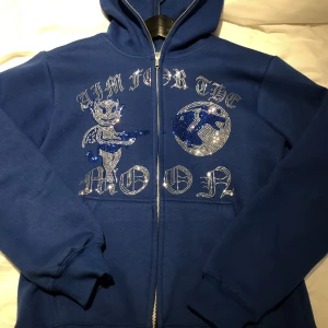 Aim for the moon rhinestone hoodie - Aim for the moon rhinestone hoodie säljer jag nu. Skick 9/10 och storlek M. Alla stenar finns kvar