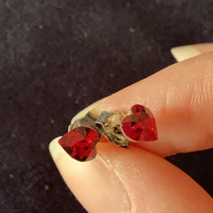 Örhängen silver  - Äkta silverörhängen med rubinröda och hjärtformade stenar 