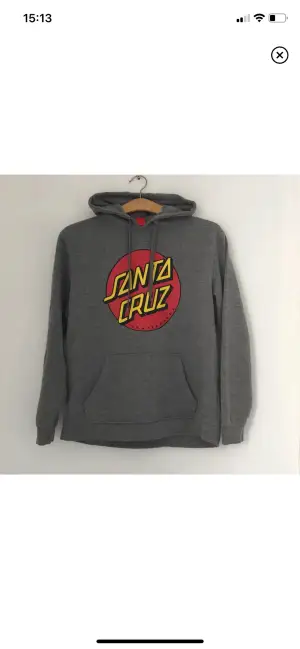 Hoodie från Santa Cruz i nyskick, fortfarande mjuk inuti! Storlek S, och säljs för 200kr + fraktpriset. En ny hoodie kostar 550kr minst🌞