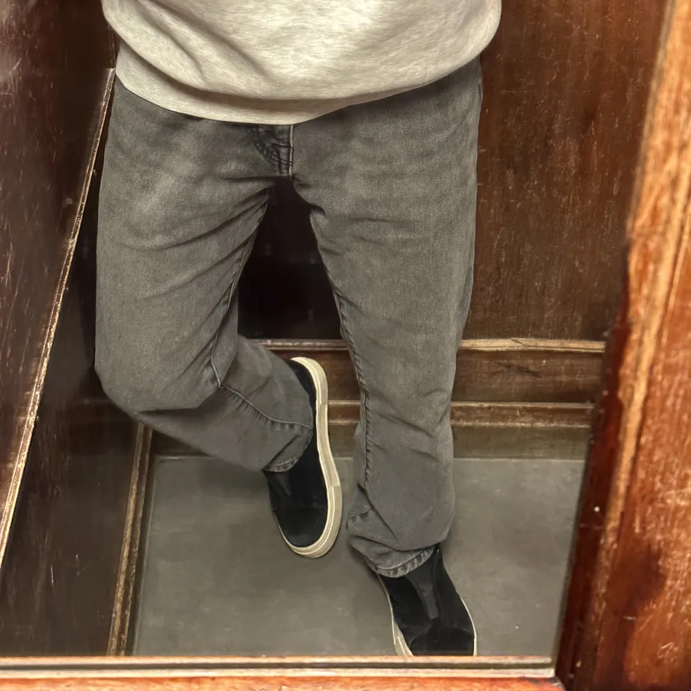 Grå jeans från zara i storlek 40(motsvarar typ 30 i vanlig) . Jag är 175cm lång. Passar om man är mellan 173-180. Har de rätt högt upp då de är för stora på mig. Riktigt bra skick knappt använda och slutsålda överallt vad jag vet!. Jeans & Byxor.