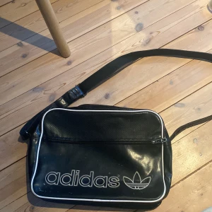 Adidas väska  - En as snygg stor adidas axelväska i gammal design,  får plats me mycket, har lite vita fläckar men inget man tänkte på jättemycket, skriv vid frågor eller fler bilder💟💟 kan tänka mig sänka priset också💗