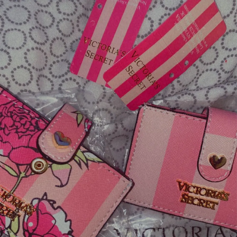 💞Äkta Victoria’s secret plånbok i bra styck. Den har 5 fack där du kan sätta kort eller pengar. Väskor.