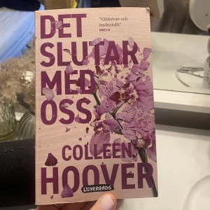 Det slutar med oss - Jättebra bok, ”det slutar med oss”, första boken i serien. Har läst den därav säljer jag den vidare, rekommenderar verkligen! 💓💓