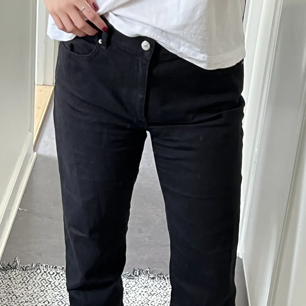 Svarta jeans från Wera i storlek 40. Rak modell och ankellånga (jag är 164). Superskönt lite stretchigt tyg. Jeans & Byxor.