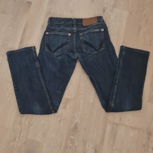 Jeans Please - Jag säljer byxorna för jag har två par och vill bli av med båda för storleken är för stor för mig i midjan! Använd ett fåtal ggr! Raka o inte skinny Jeans! Skriv för fler bilder det finns några detaljer till! Skriv för frågor också!❤️