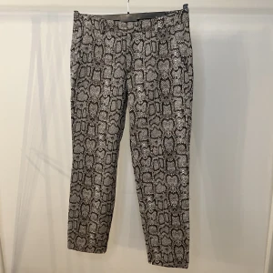 Ormmönstrade kostymbyxor  - Ormmönstrade kostymbyxor från Zara i storlek 38. Supersnygg passform och jääätteskönt material! Fint skick. 