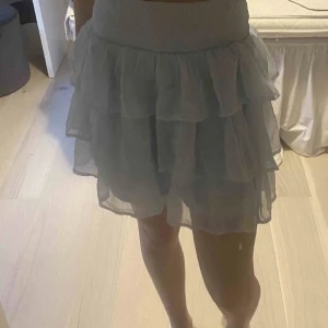 Volangkjol - Super söt kjol med volanger! Storlek M, men passar mig bra som vanligtvis har Xs/S. Hör av er för fler bilder. Kjolen är endast använd ett fåtal gånger! 