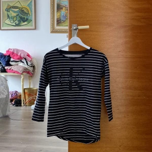 randig calvin klein tröja - långärmad randig tröja från calvin klein   storlek xs men passar även s & ev m oxå🖤🧐🐊🍸❤️☠️