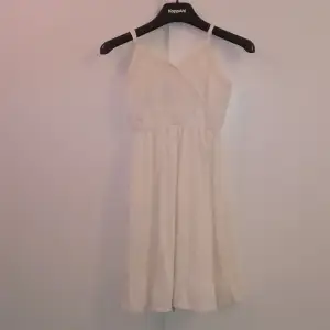 Här är min fina vita klänningar som passar för små flickor.
