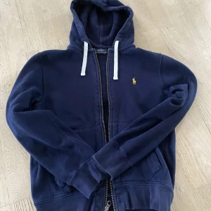 Polo Ralph lauren zip hoodie - Polo zip hoodie med inga skavanker, väldigt bra skick. Nypris ca 1500kr.  Strlk S men passar för M