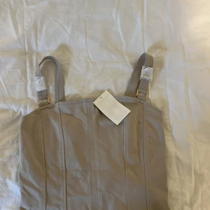 Beige bodylinne (H&M) - Beige bodylinne från H&M med lappen kvar,stl XS