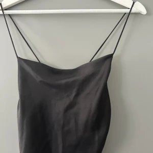 Svart satinklänning - Så himla fin satinklänning från Zara som jag inte längre kan ha. 🥺 Korsad rygg. Så himla fin till sommaren! 