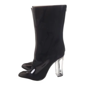 Supersnygga boots  - Supersnygga boots som tyvärr är lite för små, storleken är 40 men passar mer en 38-39!