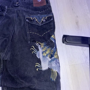 Fly Swah bukser  - Dom limiterad Fly swah bukser, köpt från själva äfferen i Italien. Lite knasig vid den enda fickan men annars i bra stan. 