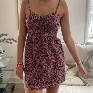 Sommar klänning - Säljer denna super söta blommiga klänning perfekt nu till sommaren💘💘