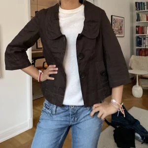  Jättefin brun svart kappa😍 -  jättefin kappa nu till våren!😍 Fint skick och storlek M