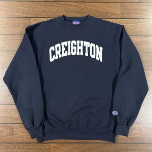 Champion Creighton Sweatshirt  - Snygg vintage champion sweatshirt i storlek M! Bara att skriva om du undrar över något🙏