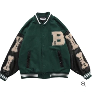 Varsity Jacka - Oanvänd Varisty jacka. Endast testad då den var för liten. Passar även S med lite oversized still.