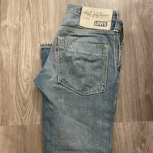 Levis ljusblå - Ljusblå Levis herrmodell med detaljer. Använt skick. Storlek W30 L32 Fler bilder finns 