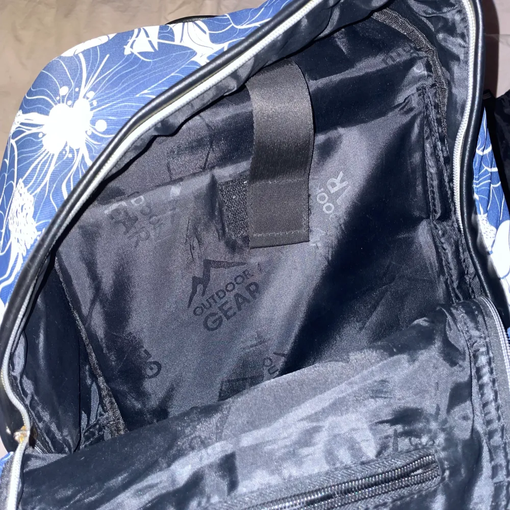 En vanlig fin enkel ryggsäck. Blå och vit med 4 fack + datorfack (se bild). För fler bilder eller frågor tveka inte att fråga☺️💕💕💕. Väskor.