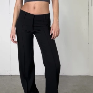 Lågmidjade kostymbyxor  - Helt nya lågmidjade kostymbyxor från madlady, slutsålda i många storlekar, nypriset är 599kr, aldrig använda eller testade, inte tvättade ännu då jag precis fick hem dom! 💕