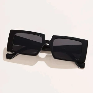 Solglasögon  - Köpte på shein men aldrig andvänt🤍