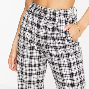 Rutiga byxor - Svartvitrutiga byxor från Hollister. Aldrig använda, lapparna kvar. Hollisters storlek 9R. W29. Inköpta för 399, men passar tyvärr inte mig och kan inte lämna tillbaka dem.